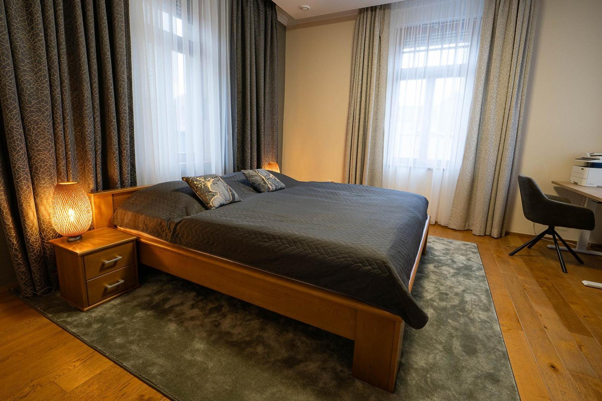 Executive 2-Bdrm Central Suite Usti nad Labem Exterior photo